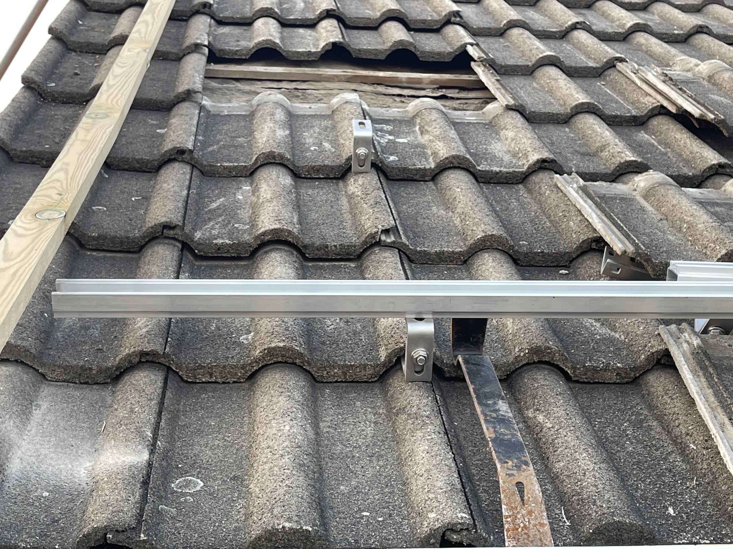 How to install solar panels on pitched roof with tiles. - Voltacon ...